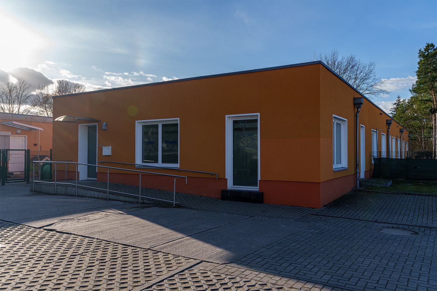 Außenansicht der Praxis Bötzow in der Veltener Straße 23 mit dem stufenlosen Zugang über eine Rampe